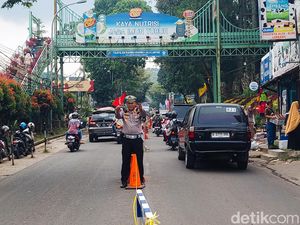 Kendaraan di Jalur Wisata Lembang Mengular Kendaraan di Jalur Wisata Lembang Mengular