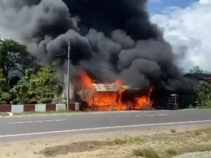 Rumah di Polewali Mandar Kebakaran, Mobil-Motor Ikut Hangus Dilalap Api