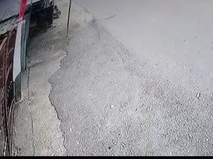 Terekam CCTV, Pemuda Rampas HP Bocah di Pondok Pesantren Bima