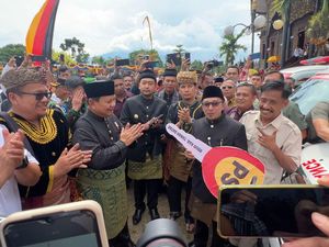 Prabowo Serahkan 20 Ambulans untuk Rumah Sakit di Sumbar