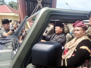 Gaya Prabowo Sopiri Wamenaker-Bupati Tanah Datar ke Istano Basa Pagaruyung Gaya Prabowo Sopiri Wamenaker-Bupati Tanah Datar ke Istano Basa Pagaruyung