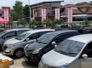 Kendaraan Pemudik yang Balik Mulai Padati Rest Area Km 62 arah Jakarta Kendaraan Pemudik yang Balik Mulai Padati Rest Area Km 62 arah Jakarta