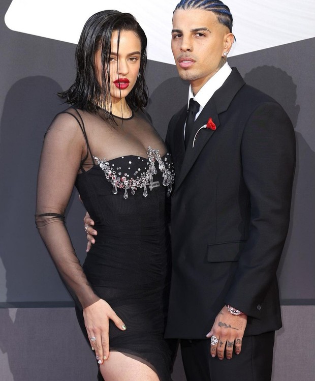 Rosalía dan Rauw Alejandro/Foto: Instagram.com/rosalia.vt pasangan artis hollywood lamaran tahun 2023