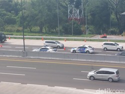 Mulai! One Way-Contraflow Arus Balik Diterapkan di Tol Palimanan-Cikampek