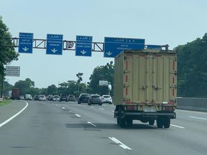 Arus Balik Mudik di Tol Cikampek arah Jakarta Ramai Lancar Siang Ini Arus Balik Mudik di Tol Cikampek arah Jakarta Ramai Lancar Siang Ini