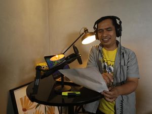 Rahasia Pertahanan Ade Bibier, Si Penjual Suara Melawan Zaman Rahasia Pertahanan Ade Bibier, Si Penjual Suara Melawan Zaman