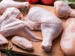 Viral Pria Makan Ayam Mentah untuk Diet, Pakar Ingatkan Bahayanya