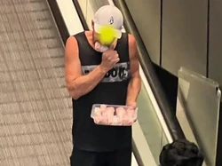 Tak Takut Keracunan, Pria Ini Lahap Makan Paha Ayam Mentah