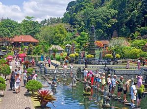 Momen Libur Lebaran, Wisatawan ke Tirta Gangga Melonjak 65 Persen Momen Libur Lebaran, Wisatawan ke Tirta Gangga Melonjak 65 Persen