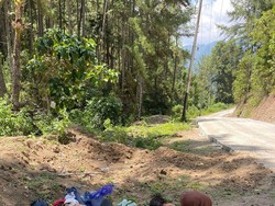 Mobil Wisatawan di Tator Ditahan Kades gegara Rusaki Jalan yang Baru Dibeton