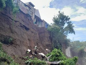 Tanah di Kota Malang Longsor hingga Belasan Rumah Rusak, Korban Mengungsi Tanah di Kota Malang Longsor hingga Belasan Rumah Rusak, Korban Mengungsi