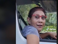Gaya Santuy Susi Pudjiastuti Ditegur Pengendara Saat Macet