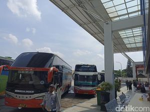 Ribuan Penumpang Bus Arus Balik Sesaki Terminal Patria Blitar Ribuan Penumpang Bus Arus Balik Sesaki Terminal Patria Blitar