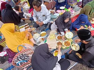 Warga Muslim Candikuning Tabanan Rayakan Mesyawalan-Ketog Semprong Warga Muslim Candikuning Tabanan Rayakan Mesyawalan-Ketog Semprong