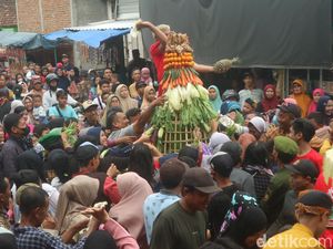 Semarak Tradisi Bulusan di Kudus Semarak Tradisi Bulusan di Kudus