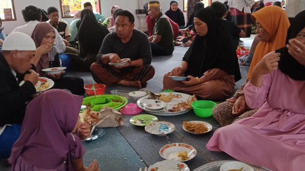 Makan bersama di dalam Masjid Baiturrahman Kampung Angantiga, Desa Petang, Badung, dalam perayaan Ketupat Lebaran, Sabtu (29/4/2023).