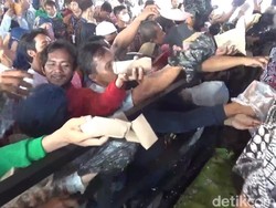 1,8 Ton Kue Lopis Syawalan di Krapyak Pekalongan Ludes Diperebutkan