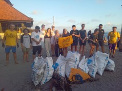 Trash Hero Canggu Serok 159 Kilogram Sampah di Pantai Dalam Sejam
