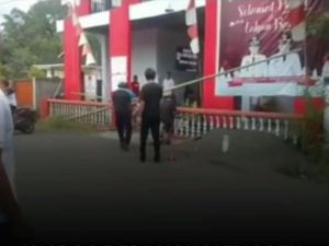 Aksi Warga di Minut Segel Kantor Desa gegara Kades Malas Beri Sambutan Aksi Warga di Minut Segel Kantor Desa gegara Kades Malas Beri Sambutan