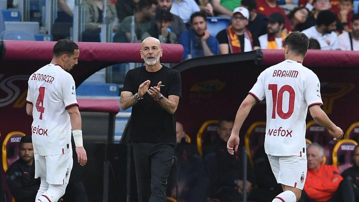 ROME, ITALY - APRIL 29: Stefano Pioli head coach of AC Milan gestures during the Serie A match between AS Roma and AC MIlan at Stadio Olimpico on April 29, 2023 in Rome, Italy. (Photo by Silvia Lore/Getty Images)