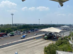 Antrean Kendaraan Mengular di Gerbang Tol Cikampek Utama Imbas One Way