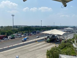 Antrean Kendaraan Mengular di Gerbang Tol Cikampek Utama Imbas One Way