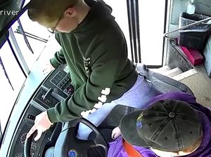 Viral Bocah Ambil Kemudi Bus Sekolah Setelah Sopir Pingsan