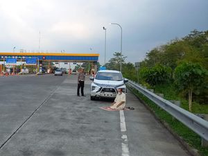 Aksi Anggota PJR Tol Singosari Tolong Remaja Nyasar hingga Kawal Pria Salat Aksi Anggota PJR Tol Singosari Tolong Remaja Nyasar hingga Kawal Pria Salat