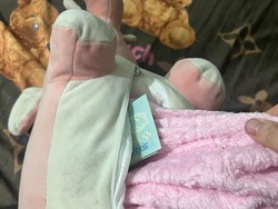 Istri Selidiki Suami Suka Peluk Boneka saat Tidur, Ternyata Isinya Uang