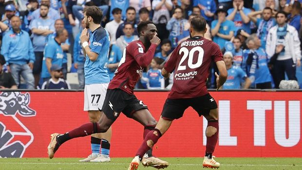 Soccer Football - Serie A - Napoli v Salernitana - Stadio Diego Armando Maradona, Naples, Italy - April 30, 2023 Salernitana's Boulaye Dia celebrates scoring their first goal with Grigoris Kastanos as Napoli's Khvicha Kvaratskhelia reacts REUTERS/Ciro De Luca