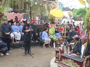Seblang Olehsari Ditutup, Bupati Ipuk Ajak Promosi Budaya Banyuwangi Seblang Olehsari Ditutup, Bupati Ipuk Ajak Promosi Budaya Banyuwangi