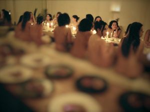 Pesta Makan Malam Tak Biasa, Telanjang Bersama 40 Orang Asing Pesta Makan Malam Tak Biasa, Telanjang Bersama 40 Orang Asing