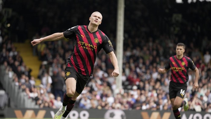 Manchester Citys Erling Haaland celebrates after scoring the opening goal from the penalty spot during the English Premier League soccer match between Fulham and Manchester City at Craven Cottage in London, Sunday, April 30, 2023. City won the game 2-1. (AP Photo/Kin Cheung)