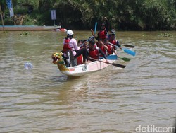 Kemeriahan Festival Lomba Perahu di Sungai Silugonggo Pati