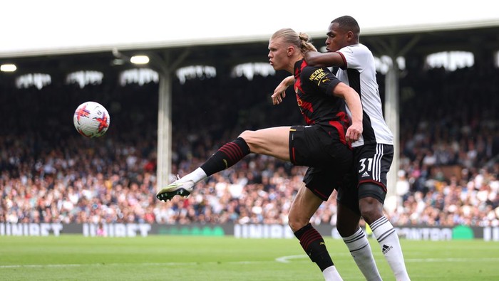 LONDON, ENGLAND - APRIL 30: Erling Haaland of Manchester City is challenged by Issa Diop of Fulham during the Premier League match between Fulham FC and Manchester City at Craven Cottage on April 30, 2023 in London, England. (Photo by Richard Heathcote/Getty Images)