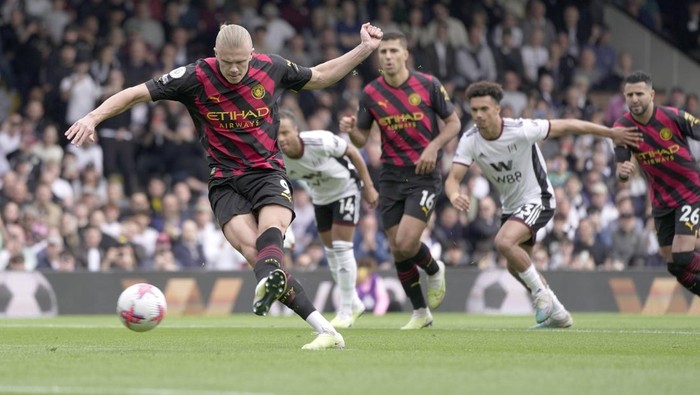 Manchester Citys Erling Haaland shoots and score the opening goal of the game from the penalty spot during the English Premier League soccer match between Fulham and Manchester City at Craven Cottage in London, Sunday, April 30, 2023. (AP Photo/Kin Cheung)