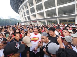 Yel-yel Glory-glory Ganjar Presiden Menggema Saat Ganjar Lari di GBK