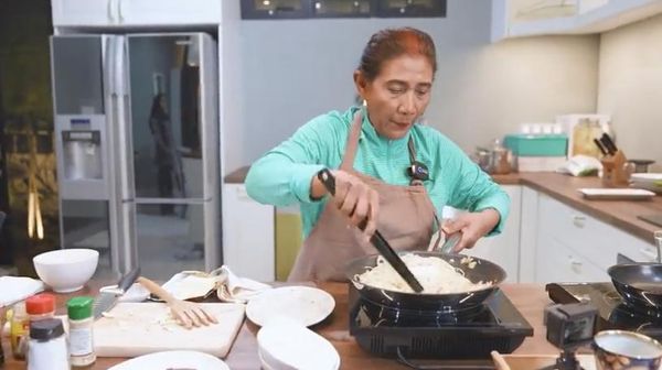Hobi Buat Vlog Masak, Susi Pudjiastuti Mahir Buat Donat Kentang dan Steak