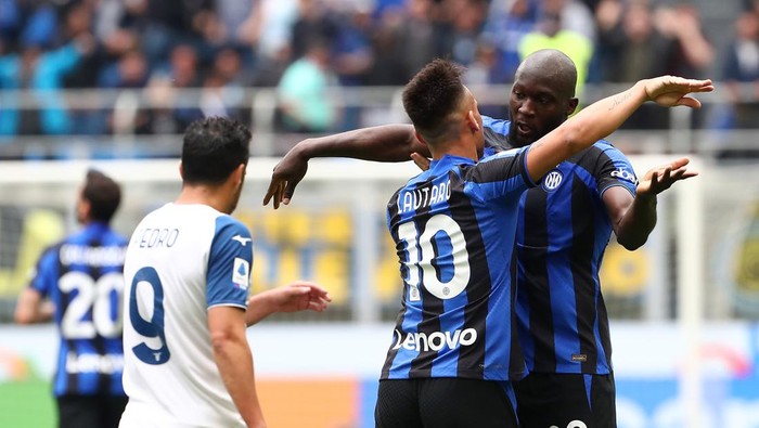 MILAN, ITALY - APRIL 30: Lautaro Martinez of FC Internazionale celebrates with teammate Romelu Lukaku after scoring the teams first goal during the Serie A match between FC Internazionale and SS Lazio at Stadio Giuseppe Meazza on April 30, 2023 in Milan, Italy. (Photo by Marco Luzzani/Getty Images)