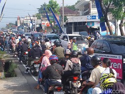 Jalur Puncak Dipadati Kendaraan, TNI-Polri Siaga di Titik Rawan