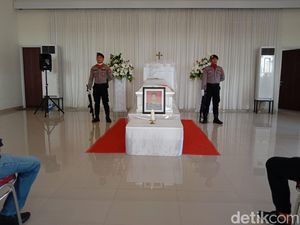 Jenazah Kasat Narkoba Polres Jaktim Dimakamkan Secara Kedinasan di Sulut Jenazah Kasat Narkoba Polres Jaktim Dimakamkan Secara Kedinasan di Sulut