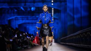 7 Foto Terbaru Jung Ho Yeon Jadi Model LV, Catwalk di Jembatan Seoul