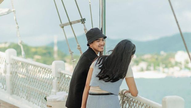 Kemesraan Kaesang dengan Erina Gudono di Labuan Bojo.