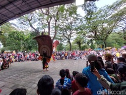 Puncak Libur Lebaran, KBS Dipadati 20 Ribu Lebih Pengunjung