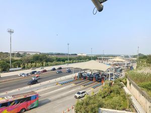Kendaraan Menumpuk di GT Cikampek Utama, Contraflow Arah Jakarta Diterapkan Kendaraan Menumpuk di GT Cikampek Utama, Contraflow Arah Jakarta Diterapkan