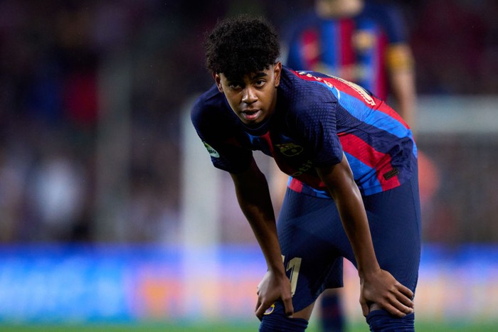 lamine yamal barcelona laliga liga spanyol barcelona vs real betis BARCELONA, SPAIN - APRIL 29: Lamine Yamal of FC Barcelona looks on during the LaLiga Santander match between FC Barcelona and Real Betis at Spotify Camp Nou on April 29, 2023 in Barcelona, Spain. (Photo by Alex Caparros/Getty Images)