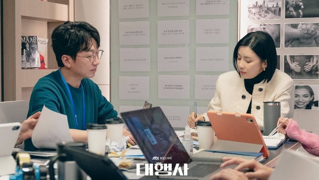 Lee Bo Young bersama tim di Agency/ Foto: instagram.com/jtbcdrama