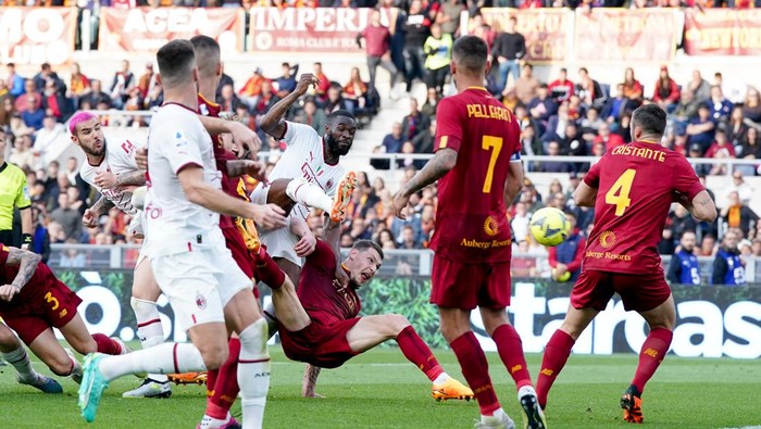 Fikayo Tomori of AC Milan during the Serie A match between AS Roma and AC Milan Calcio at Stadio Olimpico, Rome, Italy on 29 April 2023.  (Photo by Giuseppe Maffia/NurPhoto via Getty Images)