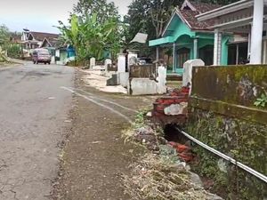 Pasutri dan Balitanya Tewas Usai Motor Selip Tabrak Parit di Pasuruan Pasutri dan Balitanya Tewas Usai Motor Selip Tabrak Parit di Pasuruan