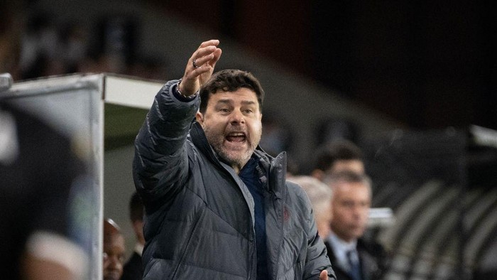 Paris Saint-Germains Argentinian head coach Mauricio Pochettino reacts during the French L1 football match between Angers SCO and Paris Saint-Germain at the Raymond-Kopa Stadium in Angers, north-western France on April 20, 2022. (Photo by LOIC VENANCE / AFP) (Photo by LOIC VENANCE/AFP via Getty Images)
